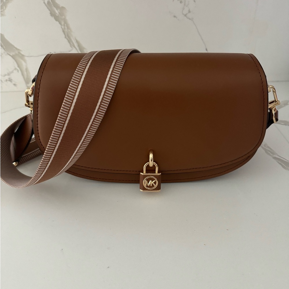 Michael Kors caramel crossbody bag, almost new in excellent condition.